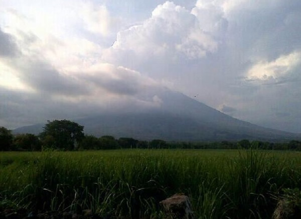 中美洲国家萨尔瓦多东部圣米格尔火山爆发