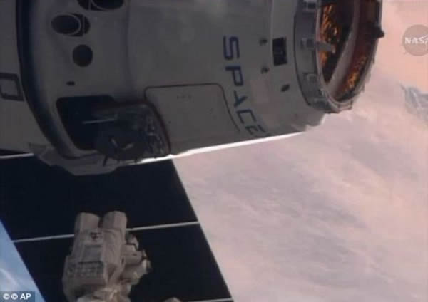 马斯克最终计划在6年时间里借助一种由液态氧和甲烷提供燃料的可再度使用的火箭飞抵火星。这种火箭必须比公司当前的火箭更重,这家公司现在的火箭包括“猎鹰重型火箭”,它