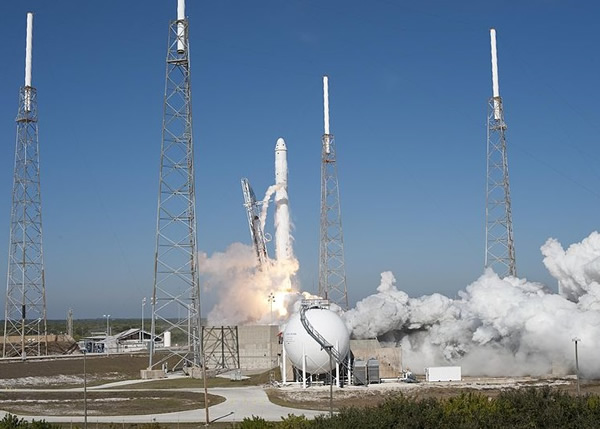 可循环使用火箭“猎鹰9号”(图)上月试射成功