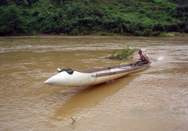 越南民众将越战时美军战机的副油箱改造为独木
