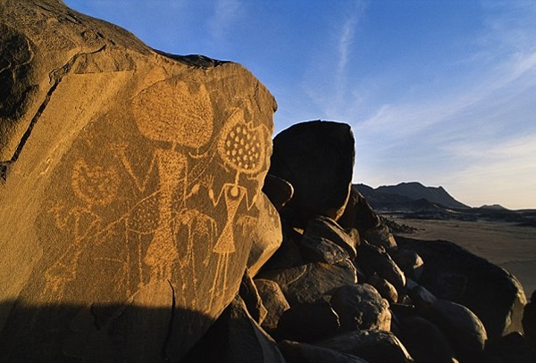 NASA新书《考古学、人类学及星际通讯》指岩画可能是外星人曾来过地球的证据