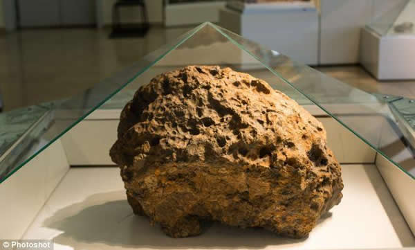 研究小组在袭击车里雅宾斯克的陨石中发现的奇特矿物