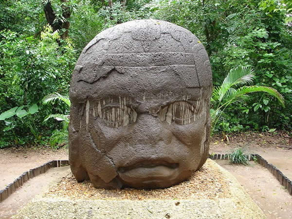 奥尔梅克巨型头像