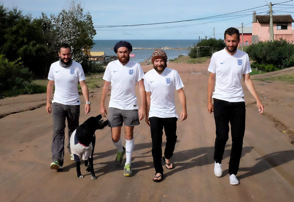 为看世界杯3名英国球迷步行2千公里到巴西 途中还结交一只拉布拉多犬