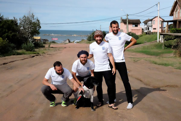 为看世界杯3名英国球迷步行2千公里到巴西 途中还结交一只拉布拉多犬