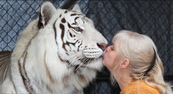 珍妮丝表示:“它们摸我的脸,让我亲吻它们的鼻子,我还可以拥抱它们。”