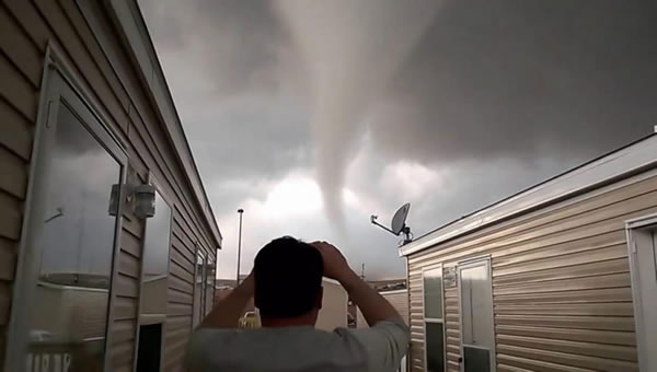 美国男子近距离抓拍龙卷风接近拖车房屋惊人视频