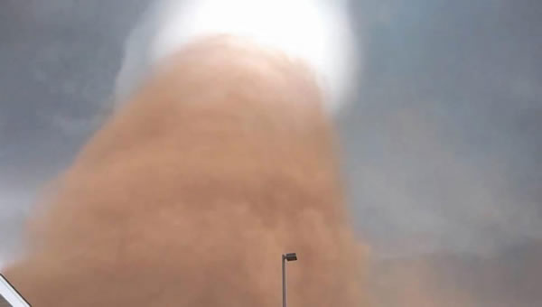 美国男子近距离抓拍龙卷风接近拖车房屋惊人视频