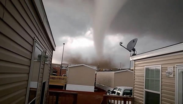 美国男子近距离抓拍龙卷风接近拖车房屋惊人视频