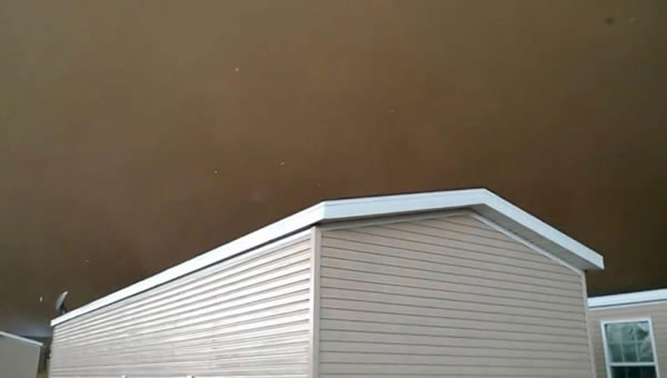 美国男子近距离抓拍龙卷风接近拖车房屋惊人视频