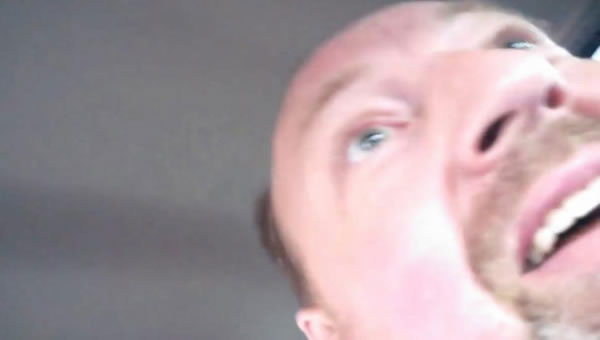 美国男子近距离抓拍龙卷风接近拖车房屋惊人视频