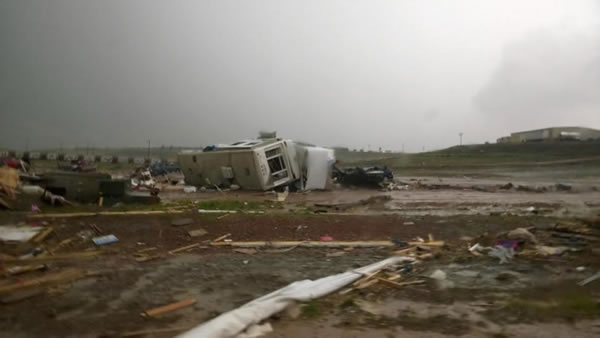 美国男子近距离抓拍龙卷风接近拖车房屋惊人视频