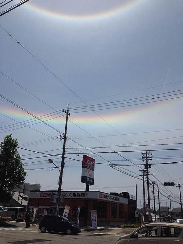 日本石川县上空惊现颠倒双重彩虹