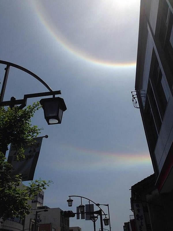 日本石川县上空惊现颠倒双重彩虹