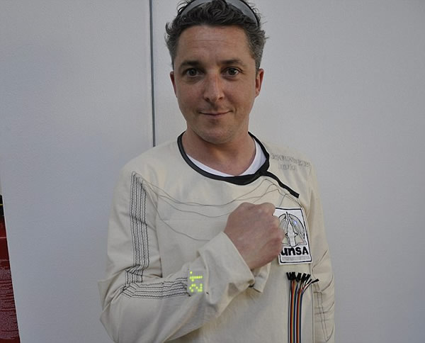 英国公司设计新型宇航服能让宇航员在太空随时感受到家人拥抱的温暖