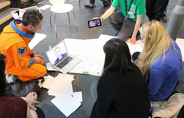 研发人员透过电脑,向皮克请教意见。