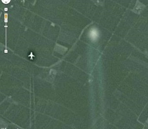 模糊一团的不明飞行物,可能是民航客机。