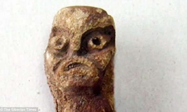 俄罗斯捕鱼爱好者从河床上网住一个有4000年历史的异教徒神像