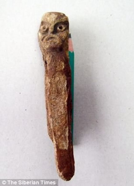 俄罗斯捕鱼爱好者从河床上网住一个有4000年历史的异教徒神像