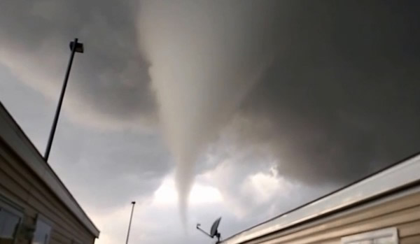 美国炼油厂工人无惧龙卷风逼近 近距离拍摄