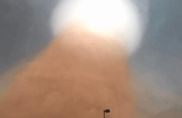 龙卷风卷起一道沙尘巨柱,直上天空,气势吓人。