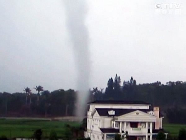 台湾台中外埔地区出现龙卷风