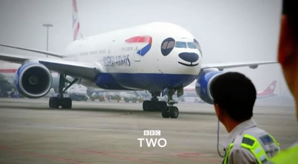 飞机上死人怎么办?给他戴太阳眼镜再放几瓶酒,制造喝醉的假象。