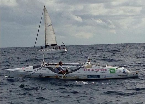 科纽霍夫独自划艇(前)横渡太平洋