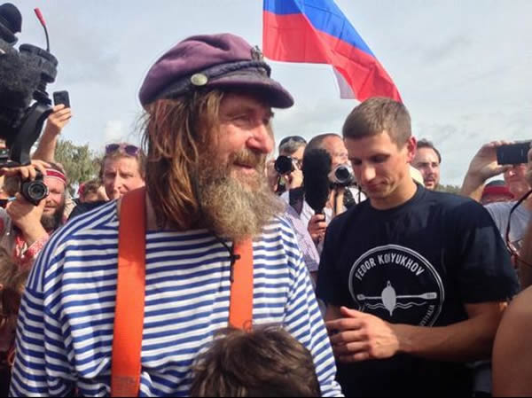 科纽霍夫(左)抵达昆士兰后,获民众英雄式欢迎。