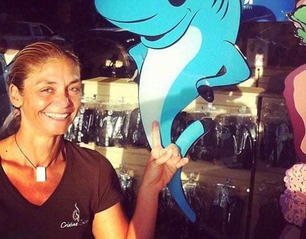 意大利职业潜水员“催眠”鲨鱼