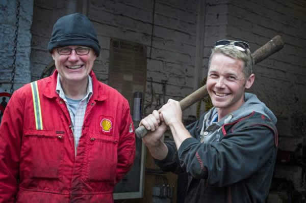 汤马斯(左)和技工卡尔(右)一时贪玩,劳动警察上门。