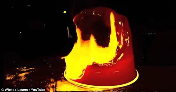 ����ֵ�Ͳ���ճ�4100�����İ׹⣬����ʹ���ϱ��ۻ�����ͼ�������ȼһ��۱���ϩ�塣