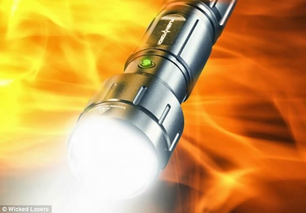 �����Ϊ��Flashtorch�����ֵ�Ͳ�þ��ü��������������Ƴɣ��ܹ����ܼ��˶��ӻ����Ŀ��顣