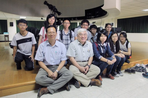 中央大学天文所教授陈文屏(前左2)和兴大附中团队合照。