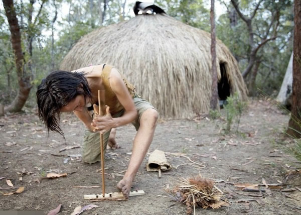 人在野外,邓恩自然需要钻木取火。