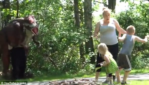 美国男子扮“霸王龙”惊吓路人视频走红