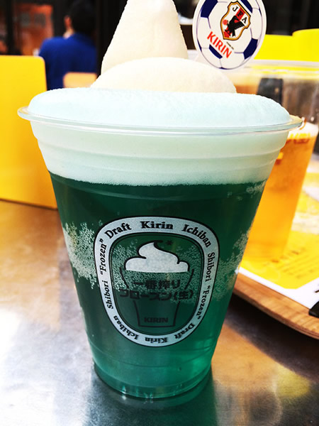 日本麒麟啤酒公司推出蓝色啤酒助威2014年巴