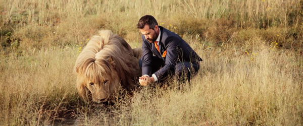 “狮语者”动物园管理员与三只狮子踢足球