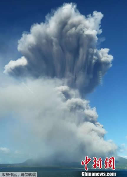 日本鹿儿岛活火山樱岛的昭和火山口发生喷发