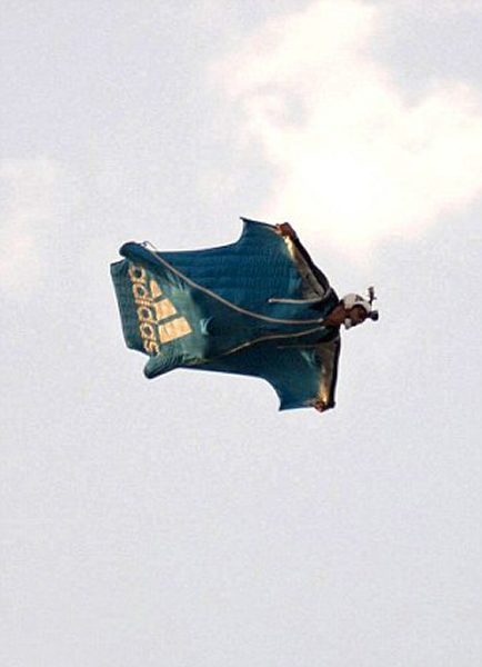 西班牙著名厨师在国际航空节低空跳伞出意外坠亡