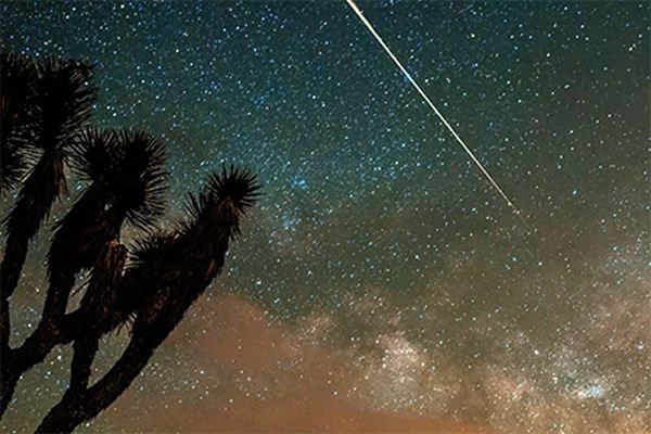 Photographer Captures Vaporizing Camelopardalid Meteor