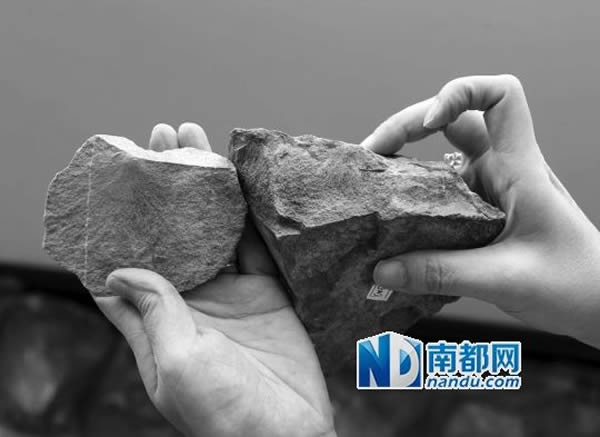 文物专家在研究发掘出来的手镐等各类石器