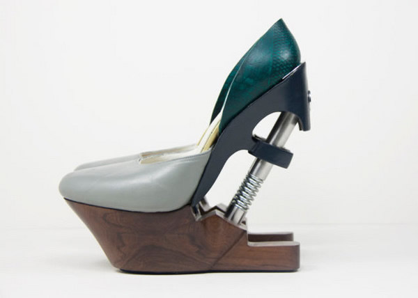 这双由伦敦时装学院毕业生制作出来的高跟鞋,主打不会断鞋跟,走起来又很舒服的功能,还兼具时尚的外型。