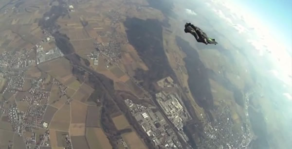 瑞士男子8千米高空无氧跳伞刷新世界跳伞纪录