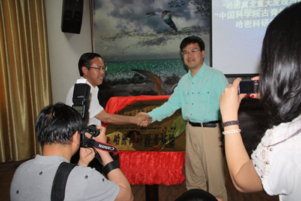 董军社书记和吴华敏委员为中国科学院古脊椎动物与古人类研究所哈密科研科考基地揭牌