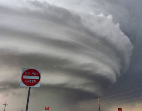 美国新墨西哥州迎来超强龙卷风袭击