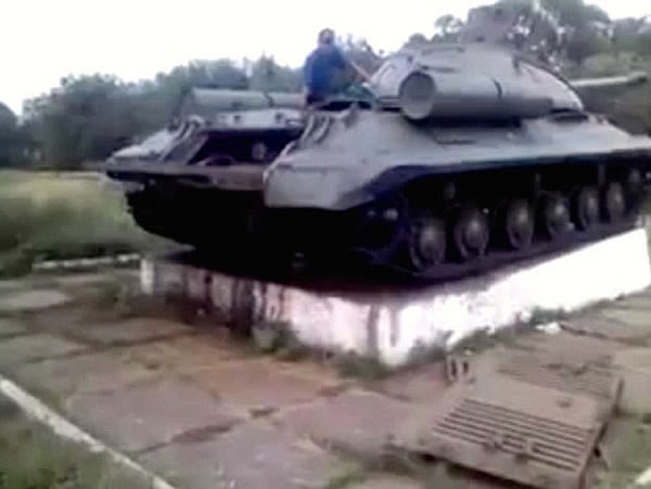 乌克兰青年意外发动纪念馆二战坦克