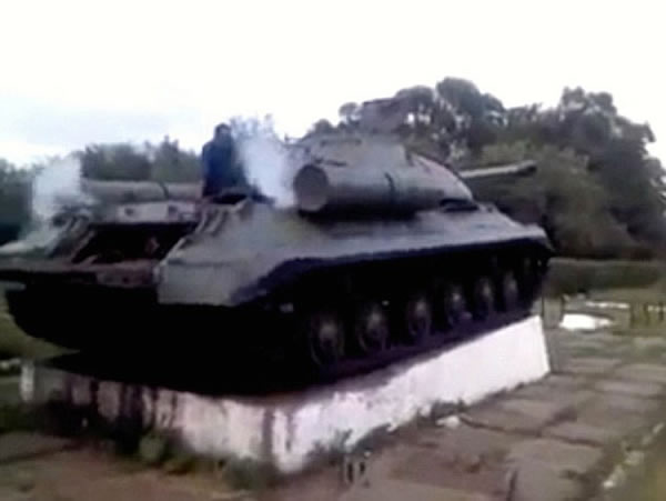 乌克兰青年意外发动纪念馆二战坦克