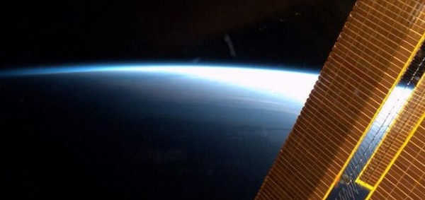 当国际太空站的运行轨道,与阳光日照反射线形成的角度超过69度,国际太空站就会变成一个“不夜城”。