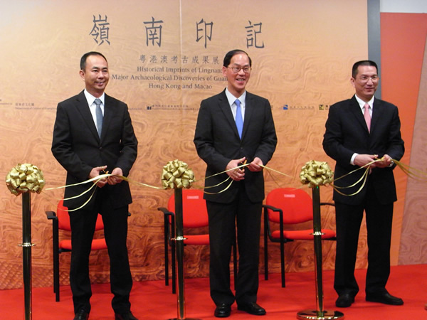 澳门文化局局长吴卫鸣(左起)、香港民政事务局局长曾德成、广东省文化厅副厅长杨伟时于开幕礼上剪彩